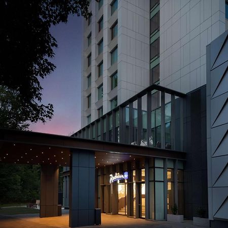 Radisson Blu Hotel, Cluj Eksteriør billede Entrance to the hotel