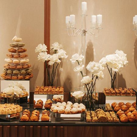 Radisson Blu Hotel, Cluj Eksteriør billede A dessert table at a wedding