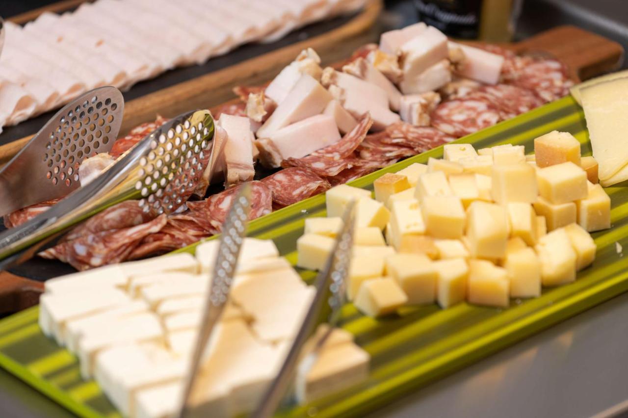 Radisson Blu Hotel, Cluj Eksteriør billede A cheese platter