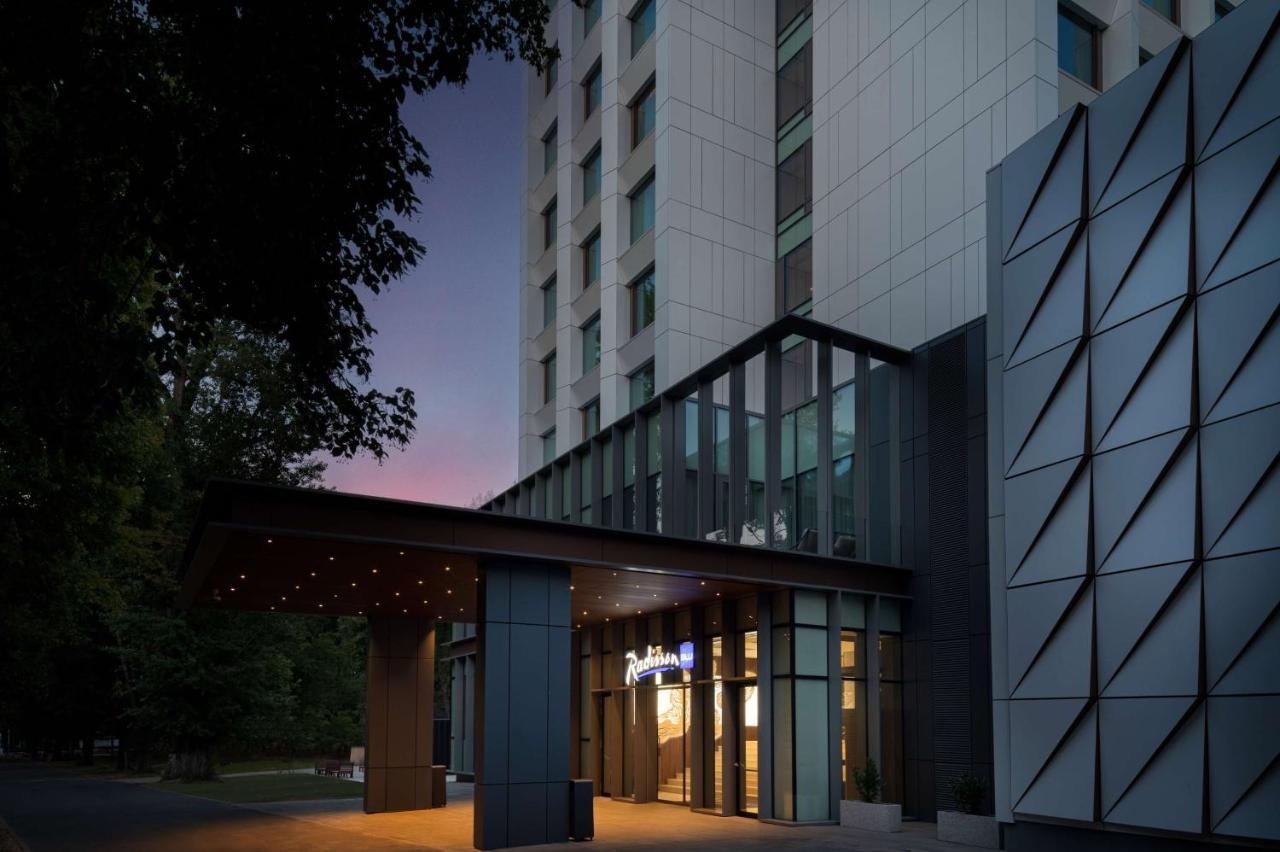 Radisson Blu Hotel, Cluj Eksteriør billede Entrance to the hotel