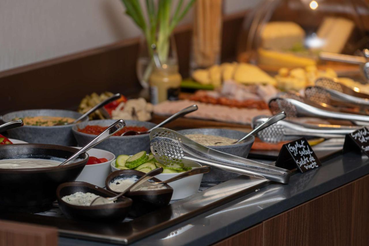 Radisson Blu Hotel, Cluj Eksteriør billede A salad bar