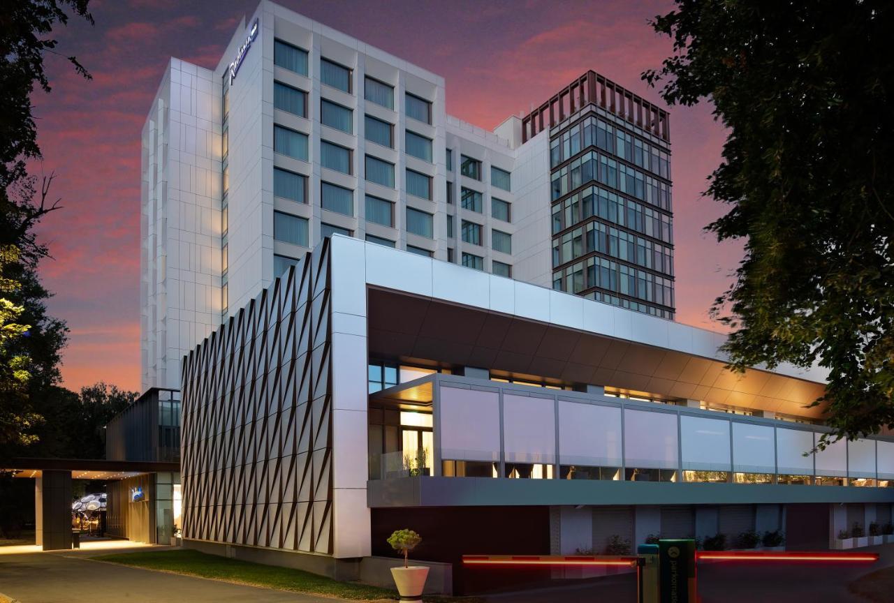 Radisson Blu Hotel, Cluj Eksteriør billede The hotel at dusk