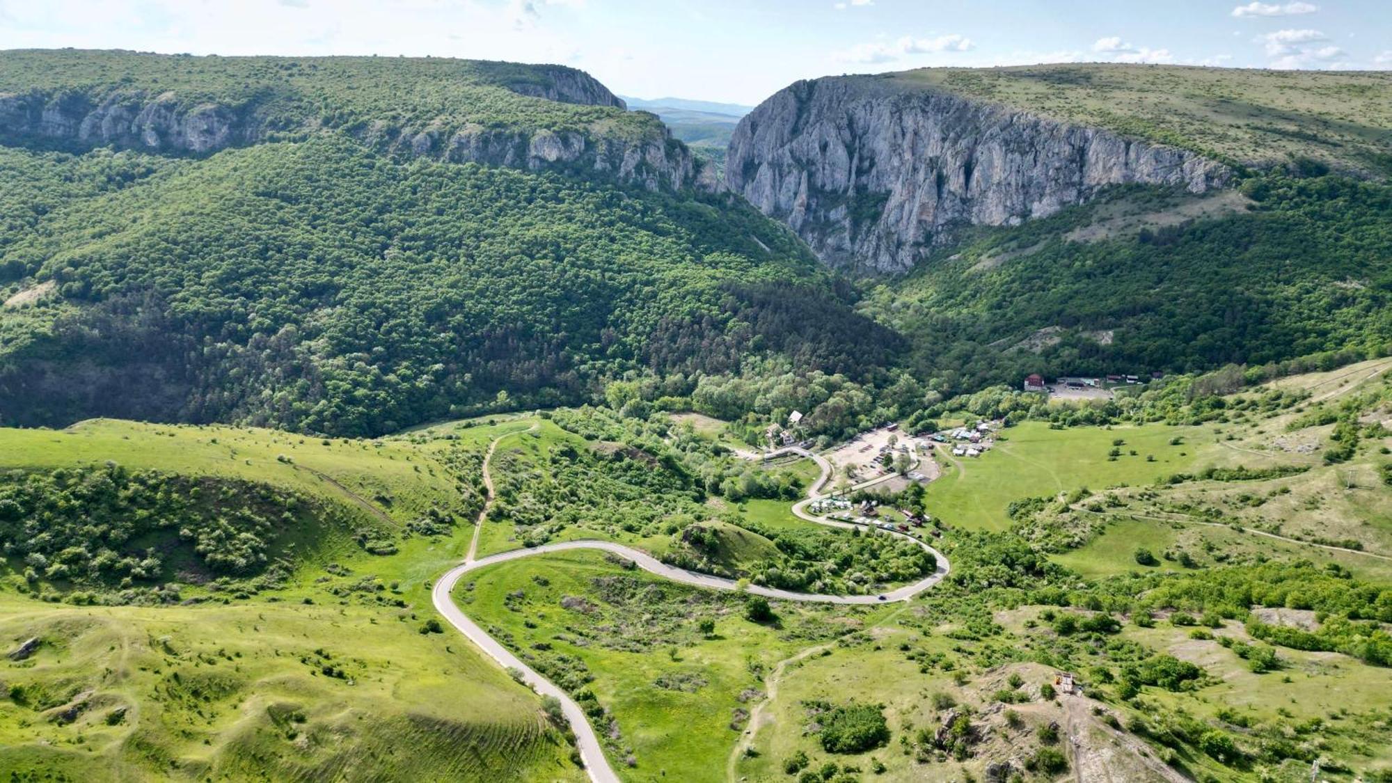 Radisson Blu Hotel, Cluj Eksteriør billede The road through the gorge