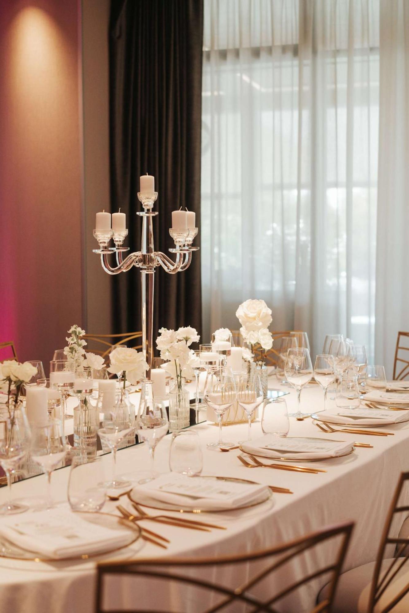 Radisson Blu Hotel, Cluj Eksteriør billede A table set for a formal dinner