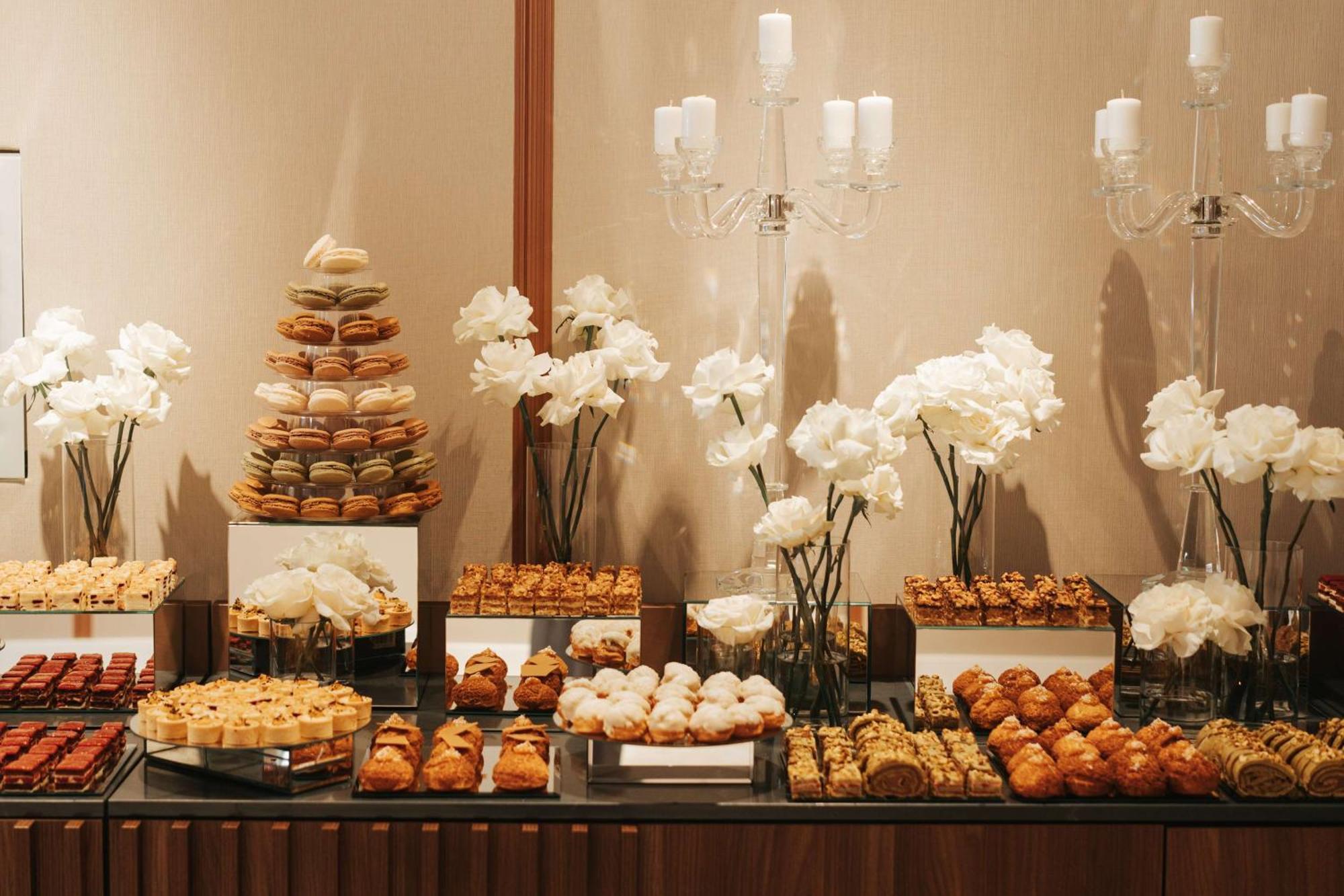 Radisson Blu Hotel, Cluj Eksteriør billede A dessert table at a wedding